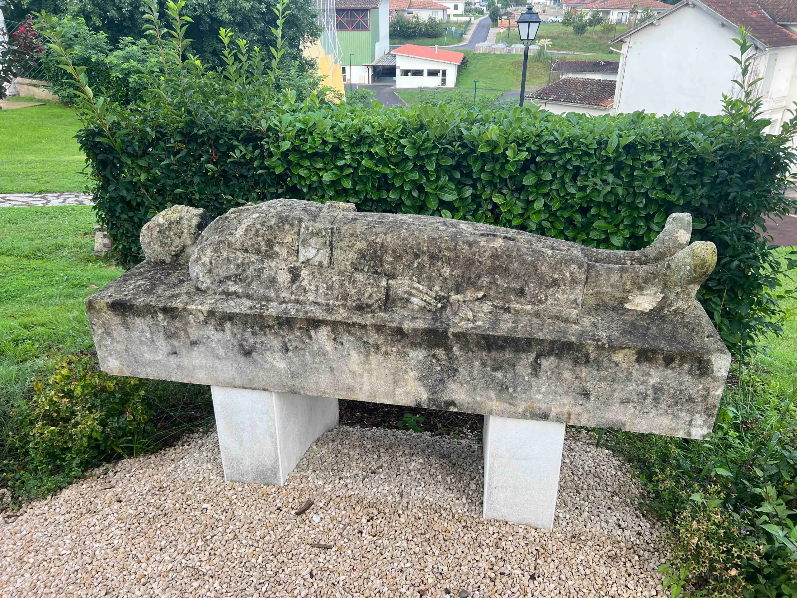 Monument Rivière avant