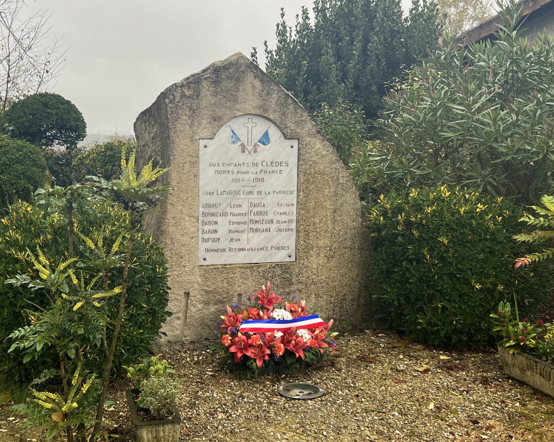 Monument clèdes Avant