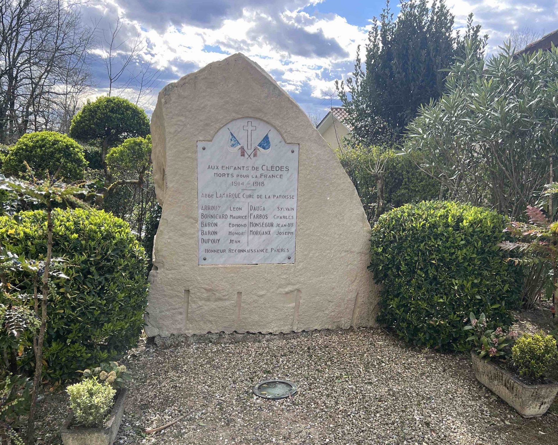 Monument clèdes Apres